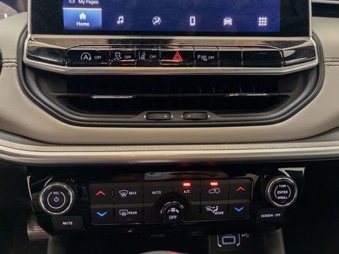 Used 2025 Jeep Compass Limited image 19