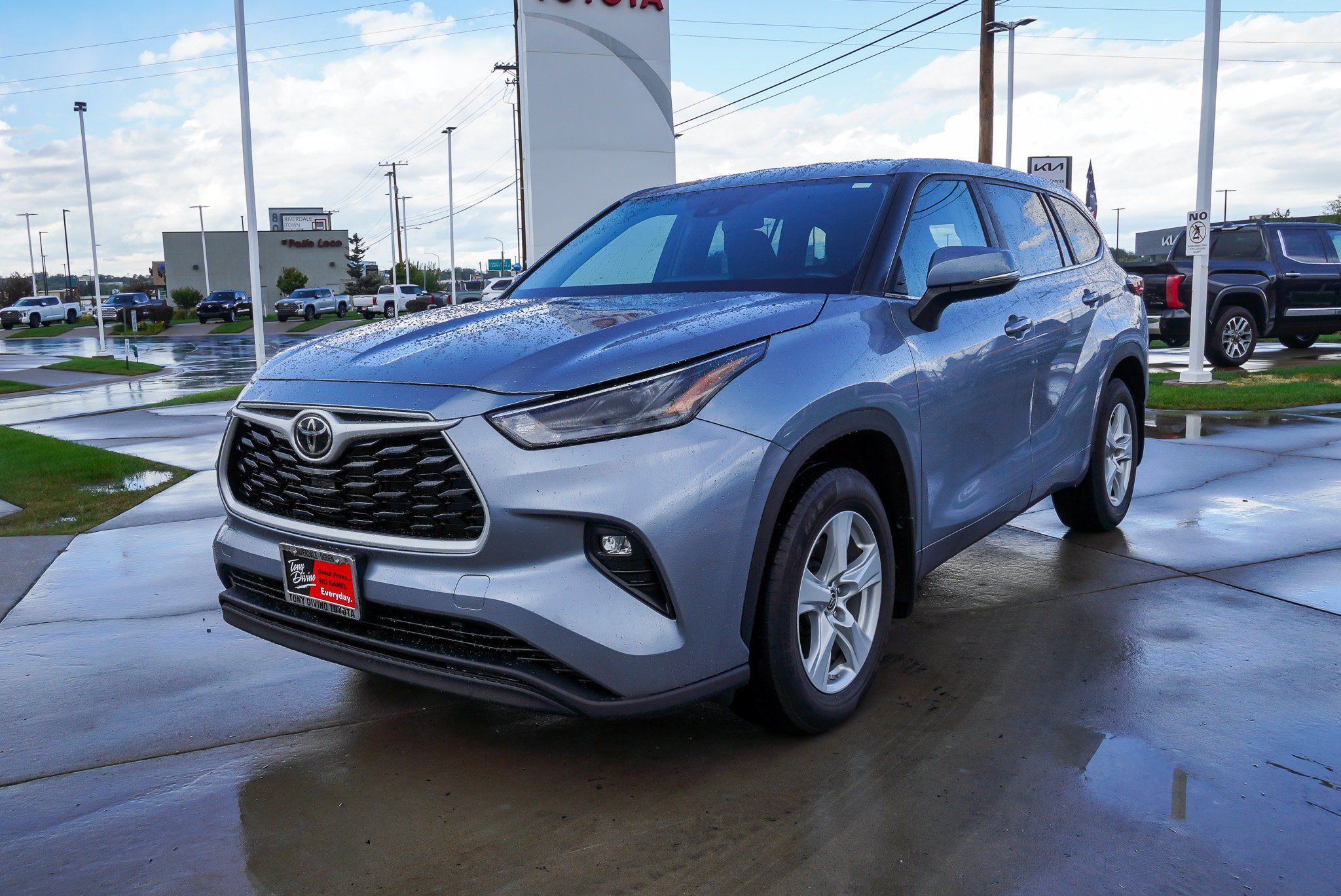 Used 2023 Toyota Highlander LE AWD/4WD image 4