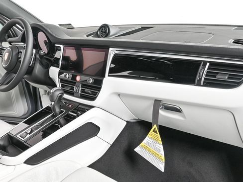 Certified 2025 Porsche Macan image 24