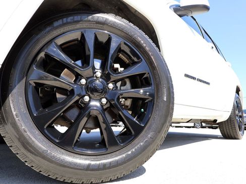 Used 2018 Jeep Grand Cherokee Altitude RWD image 24