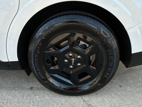 Used 2026 Kia Carnival FWD image 9