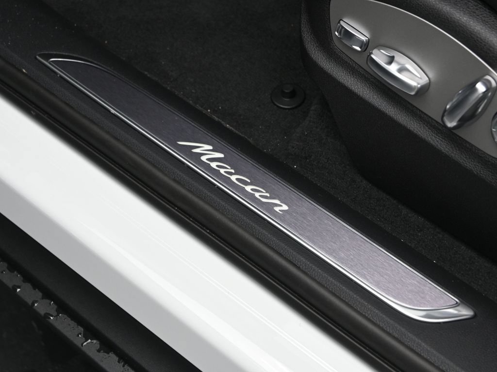 Certified 2026 Porsche Macan AWD/4WD image 14