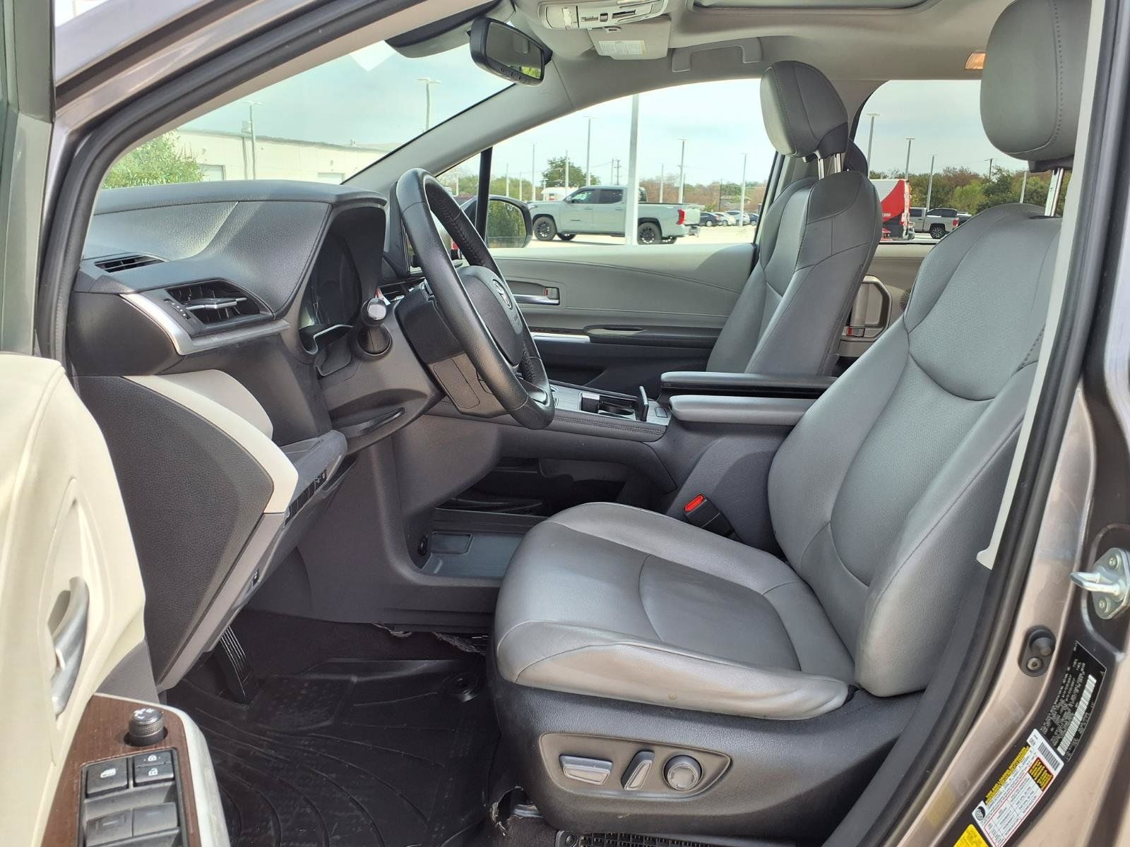 Used 2022 Toyota Sienna XLE FWD image 24