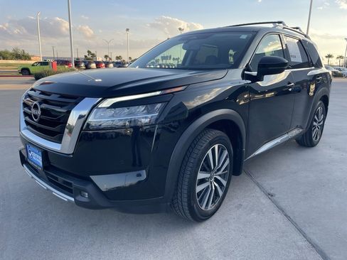 Certified 2022 Nissan Pathfinder Platinum w/ Cargo Package image 6