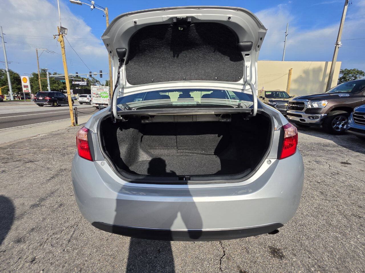 Used 2018 Toyota Corolla LE FWD image 10