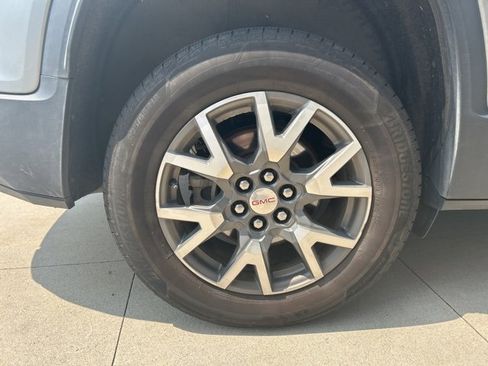 Used 2023 GMC Acadia SLE image 10