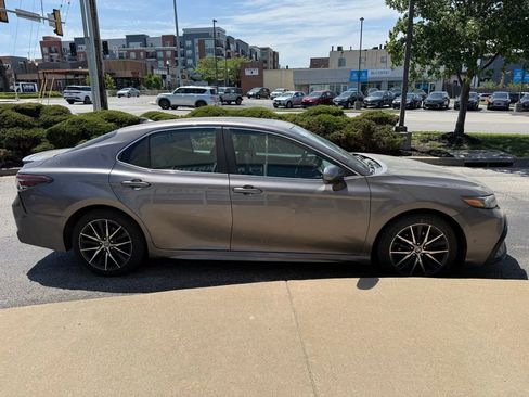 Used 2021 Toyota Camry SE FWD image 4