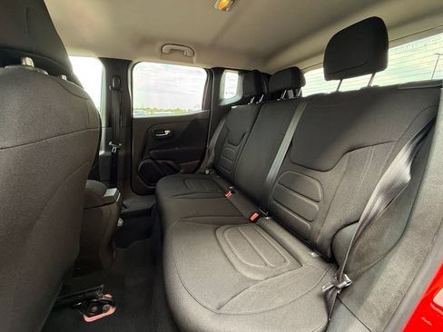 Used 2021 Jeep Renegade Latitude FWD image 24