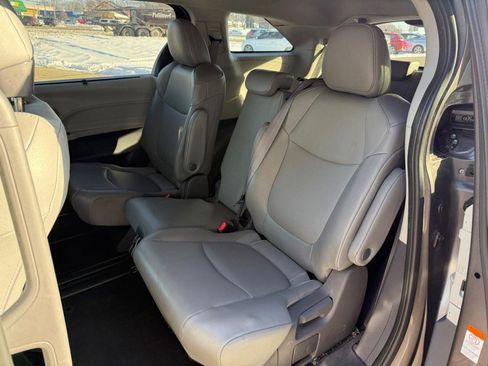 Used 2021 Toyota Sienna XLE image 11