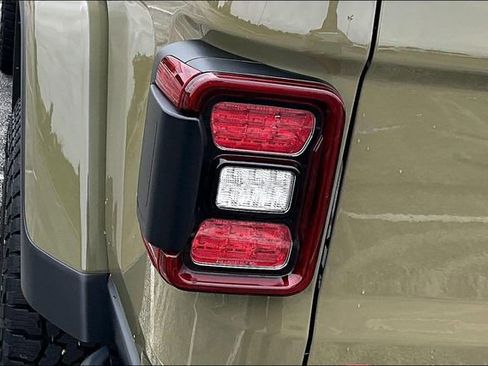 Used 2025 Jeep Gladiator Rubicon AWD/4WD image 24