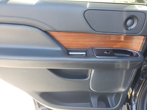 Used 2019 Lincoln Navigator Select w/ Technology Package image 15