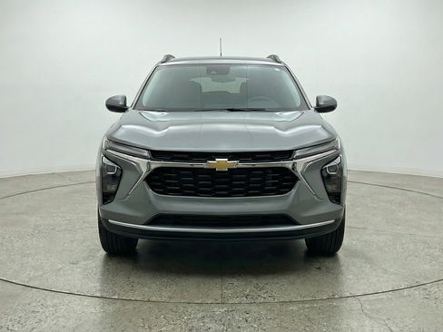 Used 2025 Chevrolet Trax LT w/ LT Convenience Package FWD image 2