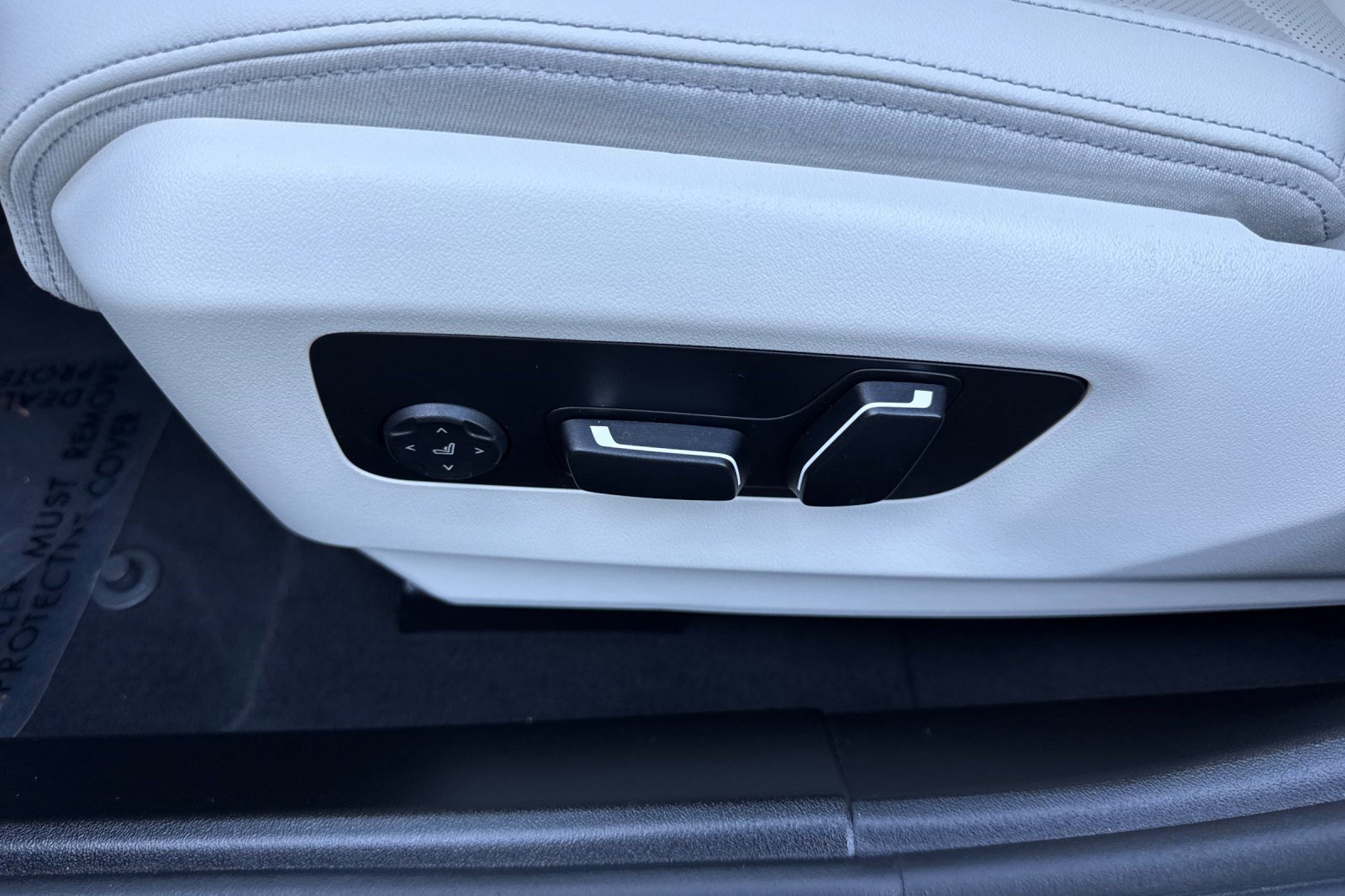 Certified 2025 BMW 550e xDrive w/ Premium Package AWD/4WD image 14