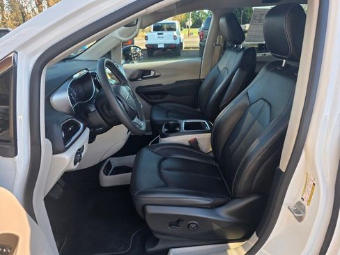 Used 2024 Chrysler Pacifica Touring-L image 4