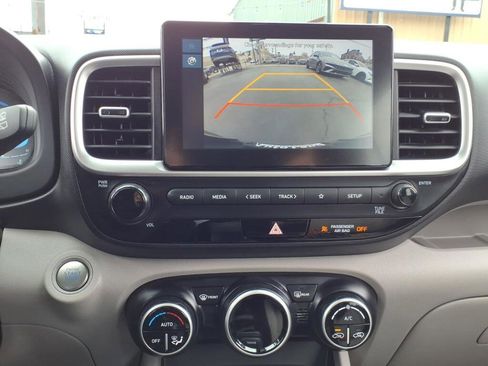 Used 2024 Hyundai Venue SEL image 16