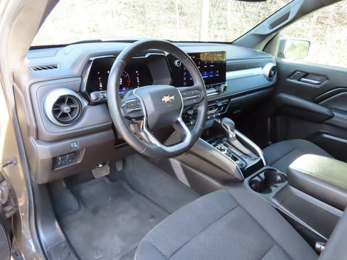 Used 2023 Chevrolet Colorado LT w/ LT Convenience Package II AWD/4WD image 4
