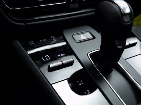 Certified 2025 Porsche Macan Turbo image 22