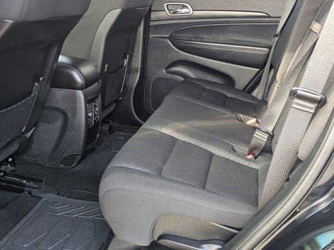 Used 2021 Jeep Grand Cherokee Laredo image 16