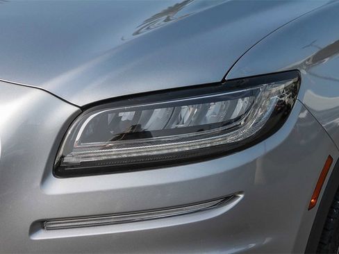 Used 2020 Lincoln Nautilus Reserve w/ Equipment Group 201A image 4