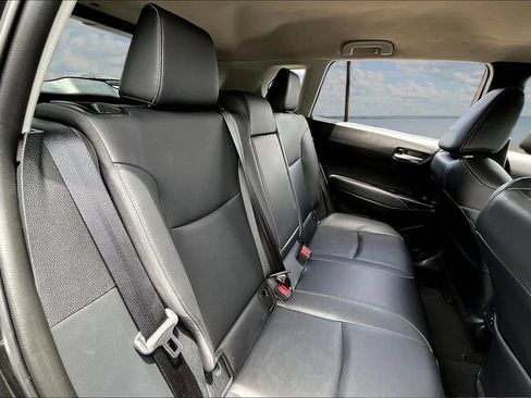 Used 2022 Toyota Corolla Cross XLE FWD image 24