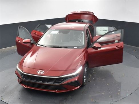 Used 2025 Hyundai Elantra Blue image 37
