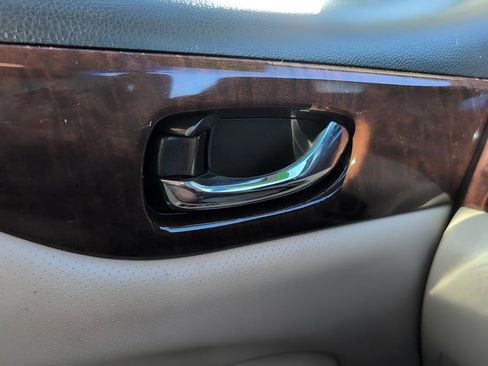 Used 2011 Nissan Quest S image 17