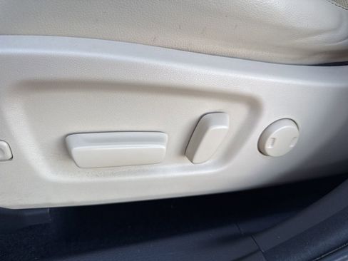 Used 2016 Toyota Highlander Limited image 19