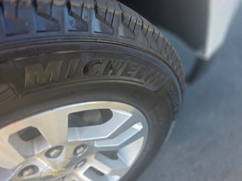 Used 2018 Chevrolet Suburban LT AWD/4WD image 10