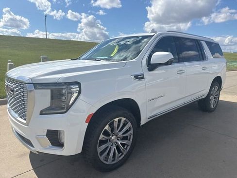 Used 2022 GMC Yukon XL Denali w/ Denali Premium Package AWD/4WD image 7