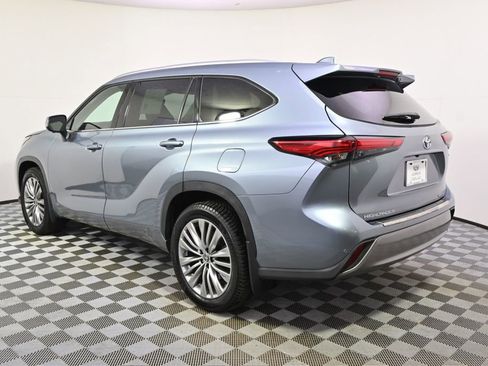 Used 2023 Toyota Highlander Platinum AWD/4WD image 3