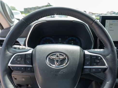 Used 2024 Toyota Highlander Platinum AWD/4WD image 14
