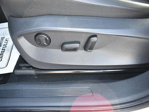 Used 2023 Volkswagen Tiguan SE w/ Panoramic Sunroof Package image 11