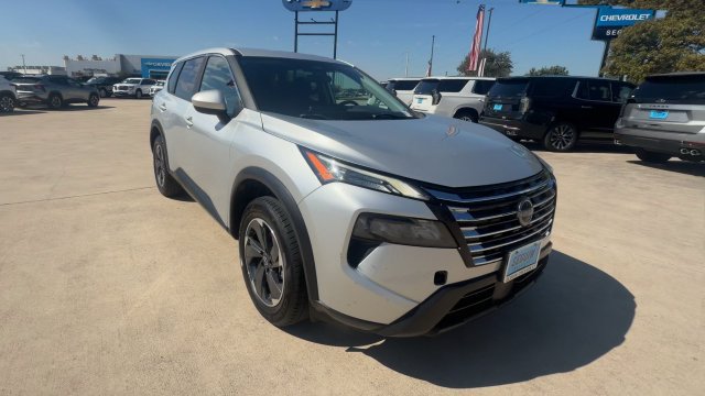 Used 2024 Nissan Rogue SV FWD image 2