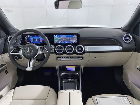 Used 2025 Mercedes-Benz GLB 250 4MATIC image 15
