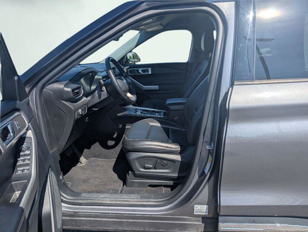 Used 2022 Ford Explorer XLT w/ Equipment Group 202A AWD/4WD image 31