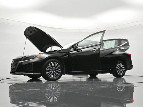 Used 2025 Nissan Altima 2.5 SV FWD image 48