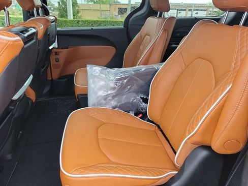 New 2026 Chrysler Pacifica Pinnacle image 12