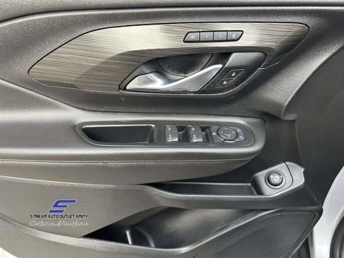 Used 2021 GMC Terrain SLT image 18