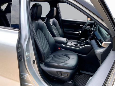 Used 2022 Toyota Highlander XSE FWD image 9