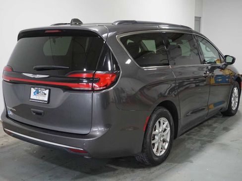 Used 2022 Chrysler Pacifica Touring-L image 5