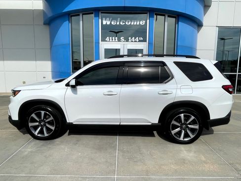 Used 2025 Honda Pilot Elite image 1