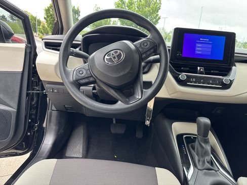Used 2025 Toyota Corolla LE image 20