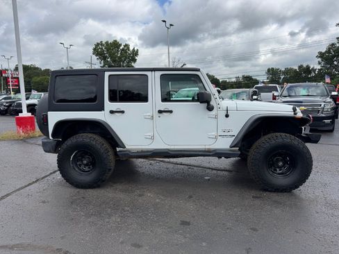 Used 2018 Jeep Wrangler Unlimited Sahara AWD/4WD image 6