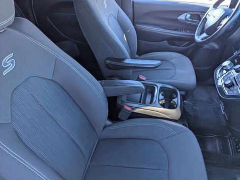 Used 2019 Chrysler Pacifica Touring Plus w/ S Appearance Package image 10