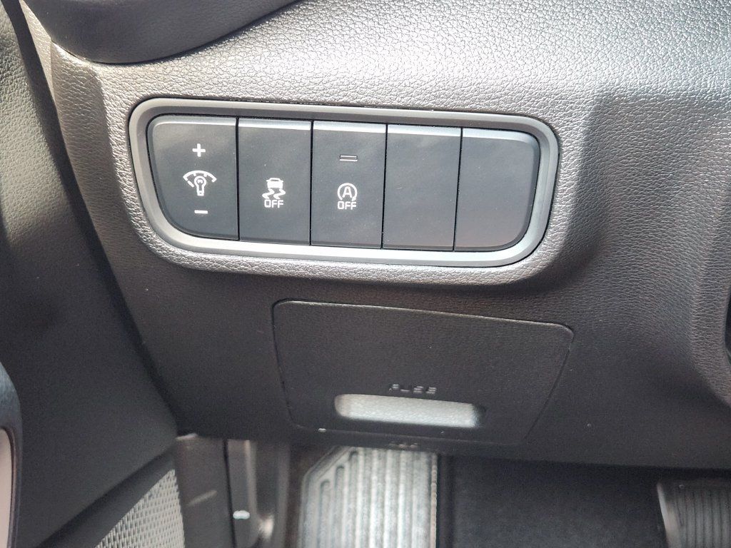 Used 2025 Kia Soul LX w/ LX Technology Package FWD image 23