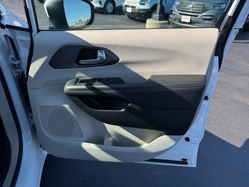 Used 2023 Chrysler Pacifica Touring-L FWD image 29