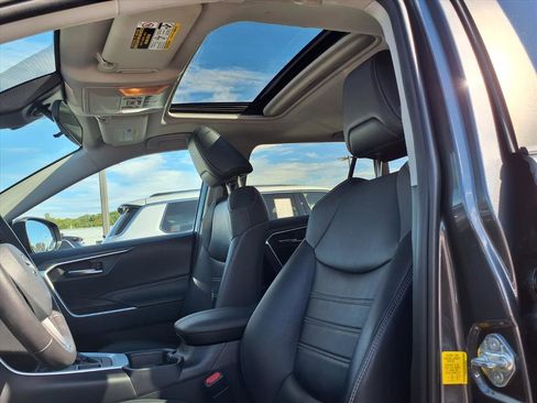 Used 2019 Toyota RAV4 XLE Premium image 7