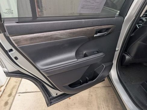 Used 2023 Toyota Highlander Limited image 20