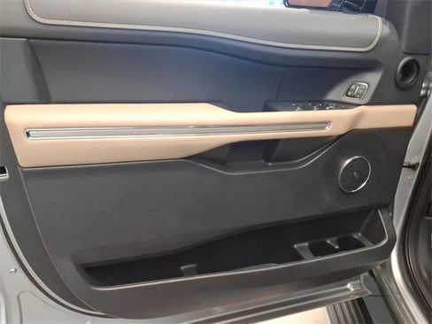 Used 2024 Ford Expedition Limited image 13