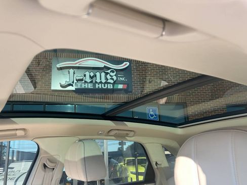 Used 2019 Bentley Bentayga image 38